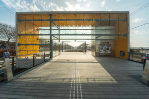  Die Stationen einer niederländischen U-Bahn-Linie wurden mit Sichtbetonportalen ausgestattet. Diese sind einerseits farbig gestaltet und weisen andererseits ein spezielles Relief auf.  