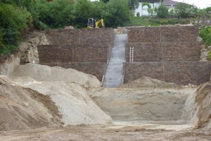  Hangstütze in drei Etagen mit Fertigteilwänden aus Stahlbeton mit Natursteinvorsatz. 