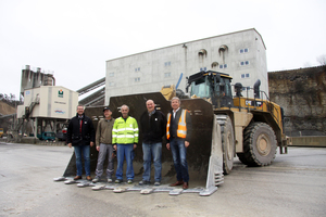  Betriebsleiter Stefan Pendinger (Zweiter von rechts) und sein Stellvertreter Karl-Heinz Zipperle (Mitte), Maschinist Ralf Bergert (Zweiter von links) mit Martin Wurst (rechts) und Wilfried Gries (links) von der Zeppelin Niederlassung Böblingen.   