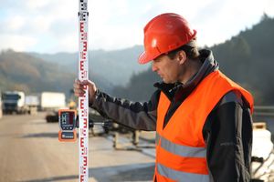  Der Laserempfänger ist gemäß IP67 staub- und wasserdicht und besitzt ein robustes Gehäuse, sodass er sich für alle Arbeiten auf der Baustelle eignet. Er lässt sich zusammen mit allen Rotations-lasern mit roten Laser-dioden einsetzen. 