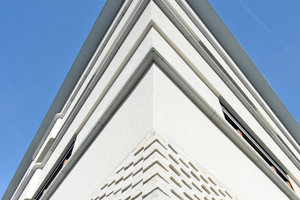  Auf dem massiven Klinkersockel mit erhöhtem Erdgeschoss setzen drei Obergeschosse in monolithischer Ziegelbauweise mit großen Verglasungen und unterschiedlichen Putzstrukturen an. 