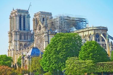 Bei einem Gro?brand wurde die Kathedrale Notre-Dame de Paris schwer besch?digt. Prof. Klaus Fischer spendet Befestigungssysteme f?r den Wiederaufbau.