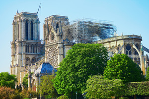  Bei einem Großbrand wurde die Kathedrale Notre-Dame de Paris schwer beschädigt. Prof. Klaus Fischer spendet Befestigungssysteme für den Wiederaufbau. 
