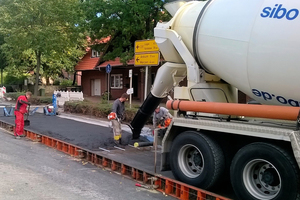  Das Betonwerk Ankum der SIBO-Gruppe lieferte 230 m³ gefärbten, anthrazitfarbenen Beto.  