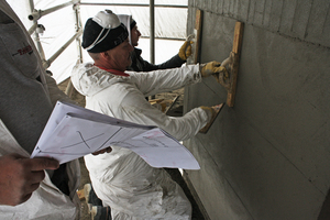  Die Mitarbeiter von Tarkus hatten vor Ort eine besondere Technik entwickelt. Mit einer kleinen Kelle rieben sie den Beton der noch feuchten Oberfläche gegen eine Brettkante. So entstanden kleine, sehr stabile Grate, die über die gesamte Oberfläche verteilt, einem Verschalungsmuster ähnlich waren.  