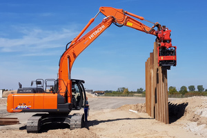  Mit dem Hitachi ZX250LCN-6 und einer SG50V wurden im Coreum in Stockstadt Spundbohlen für die Musterbaustelle eingerammt. 