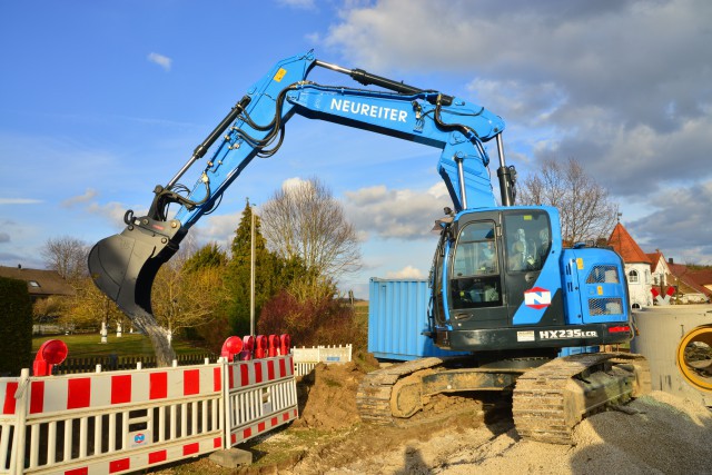 Hyundai HX235LCR im Einsatz beim schweren Kanalbau in Marktoffingen im N?rdlinger Ries. Neureiter setzt den 25-t-Kurzheckbagger vorwiegend im schweren Kanal- und Tiefbau ein.