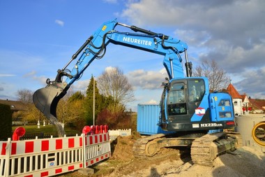 Hyundai HX235LCR im Einsatz beim schweren Kanalbau in Marktoffingen im N?rdlinger Ries. Neureiter setzt den 25-t-Kurzheckbagger vorwiegend im schweren Kanal- und Tiefbau ein.