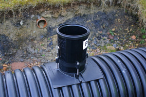  Der PA-Sattel von Flexseal ermöglicht den sicheren Anschluss von einem Kunststoffrohr an doppelwandige oder gewellte und gerippte Abwasserrohre. 