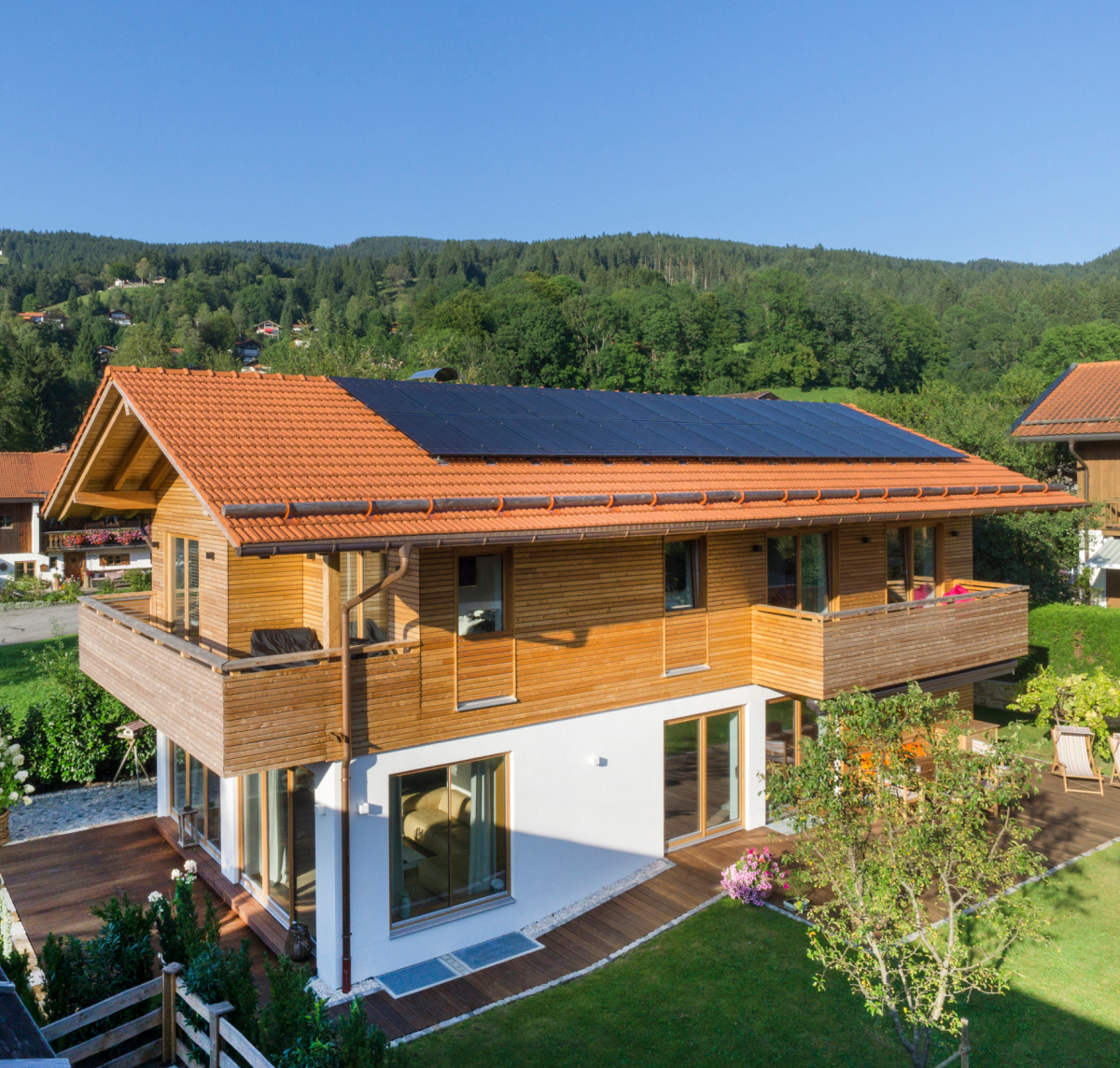 Das monolithische Einfamilienhaus im bayerischen Schliersee entspricht äußerlich der regional typischen Architektur.