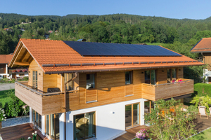  Das monolithische Einfamilienhaus im bayerischen Schliersee entspricht äußerlich der regional typischen Architektur. 