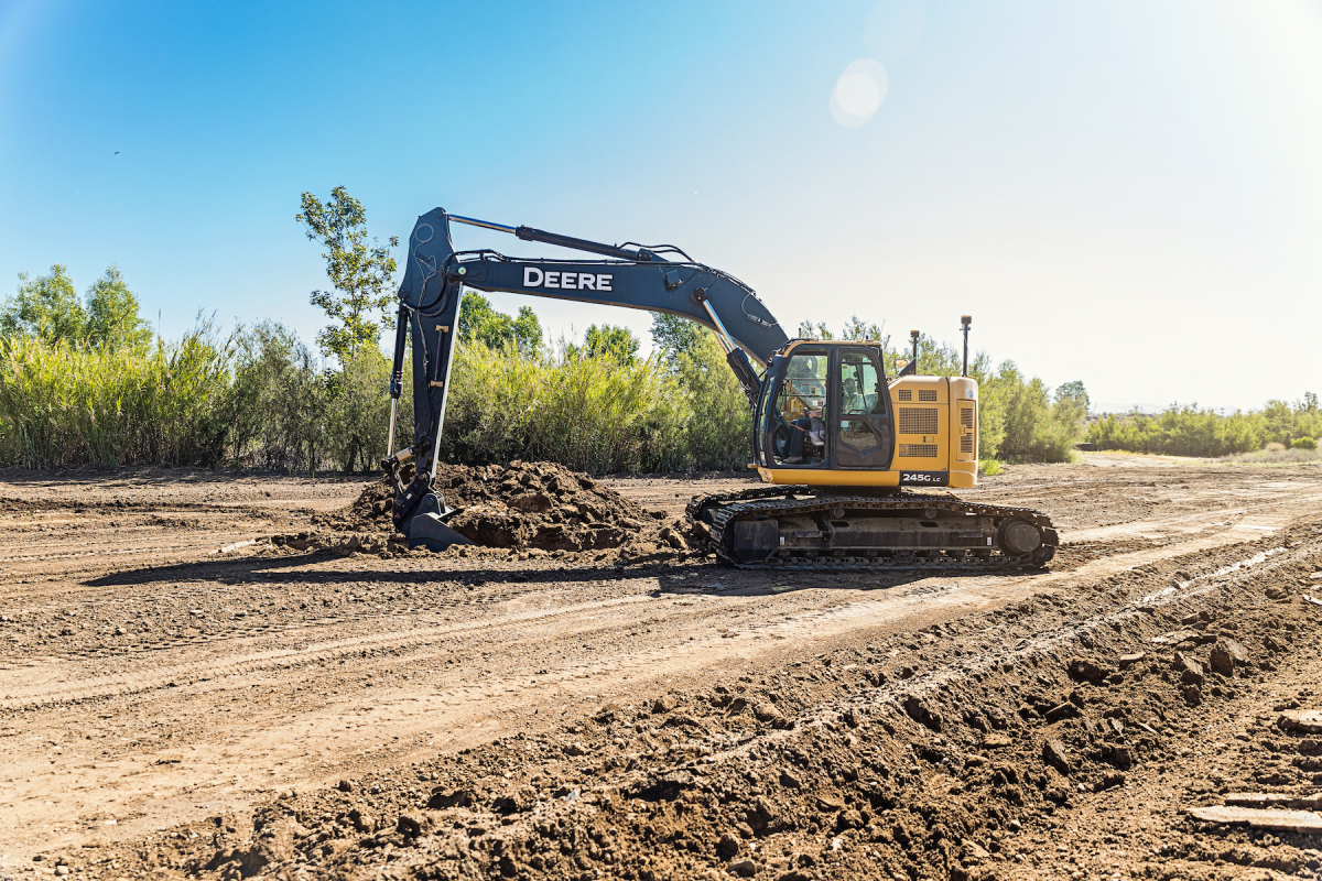 Die neue automatische Baggersteuerung von Topcon ermöglicht die Tiefensteuerung auf der Ebene, an Geländestufen und am Hang.