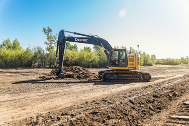 Die neue automatische Baggersteuerung von Topcon erm?glicht die Tiefensteuerung auf der Ebene, an Gel?ndestufen und am Hang.