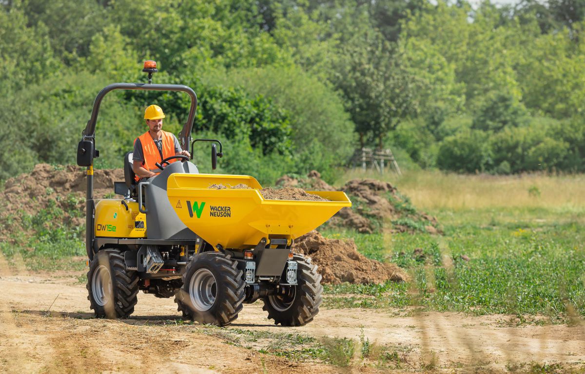 Der Raddumper DW15e mit einer Nutzlast von 1,5 Tonnen ist jeweils mit einem eigenen Elektromotor für den Fahrantrieb und für die Arbeitshydraulik ausgestattet.