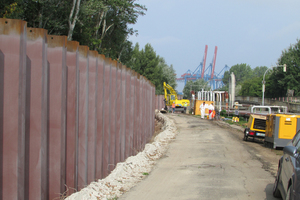  Im Rahmen des Projektes „Privater Hochwasserschutz“ wird die Hochwasserschutzanlage der Poldergemeinschaft Hohe Schaar entlang des südlichen Uferbereichs der Süderelbe unter anderem mit dem Neubau von Spundwänden zum Schutz der Uferbereiche ertüchtigt. 