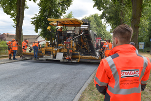  Einbau des schadstoffmindernden ClAir Asphalts auf der Demonstra-tionsstrecke auf der Bundesstraße 1 in Geltow. 