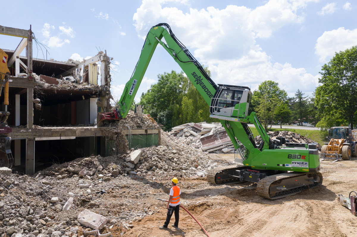 Der Sennebogen 830 E demontiert die alte Möbelhaus-Festung nach zehn Jahren Leerstand in Rekordzeit.