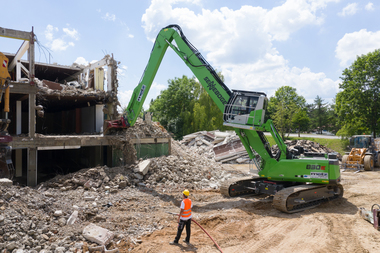 Der Sennebogen 830 E demontiert die alte M?belhaus-Festung nach zehn Jahren Leerstand in Rekordzeit.