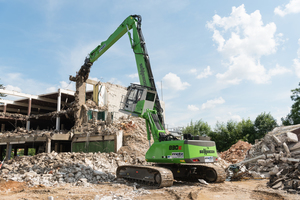  Mit der hochfahrbaren und um 30 Grad neigbaren Kabine Maxcab arbeitet der Fahrer bequem auf einer Sichthöhe von etwa sechs Metern. 