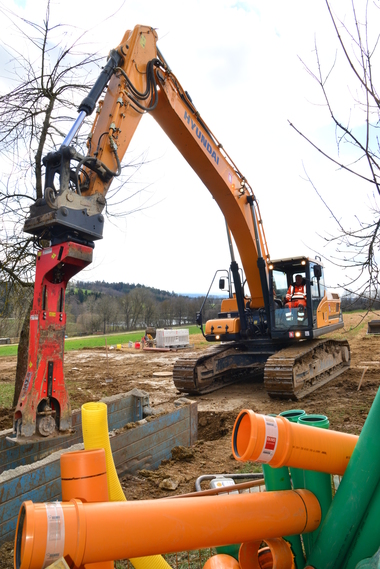 800-Millimeter-Dreistegbodenplatten sorgen beim 35 Tonnen schweren HX300 f?r den sicheren Stand.