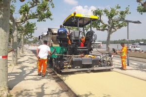  In Mainz wünschte man sich eine Allee, die einen freundlichen und hellen Eindruck hinterlässt: Eingebracht wurde ein Farb-asphalt mit einem Fliegl Asphaltprofi Thermo. 