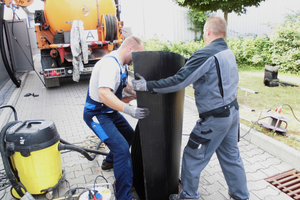  Car-Wash-Center in Walldorf: Vorgefertigte PE-HD-Plattenelemente zum Einbau in schadhafte Schlammfänge und Abscheider ermöglichten eine schnelle Montage und Wieder-Inbetriebnahme nach nur zwei Arbeitstagen. 