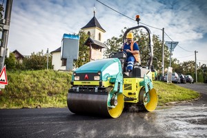  Die leichten Verdichter der ARX-Serie von Ammann sind die idealen Maschinen für den innerstädtischen Verkehrswegebau. 