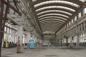  Das Innere der Halle bei Baubeginn. An allen tragenden Teilen sind die Schäden deutlich sichtbar. Ein Gutachten zur Standsicherheit ergab, dass zahlreiche Bauteile standsicherheitsgefährdet waren und instand gesetzt bzw. ersetzt werden mussten. 