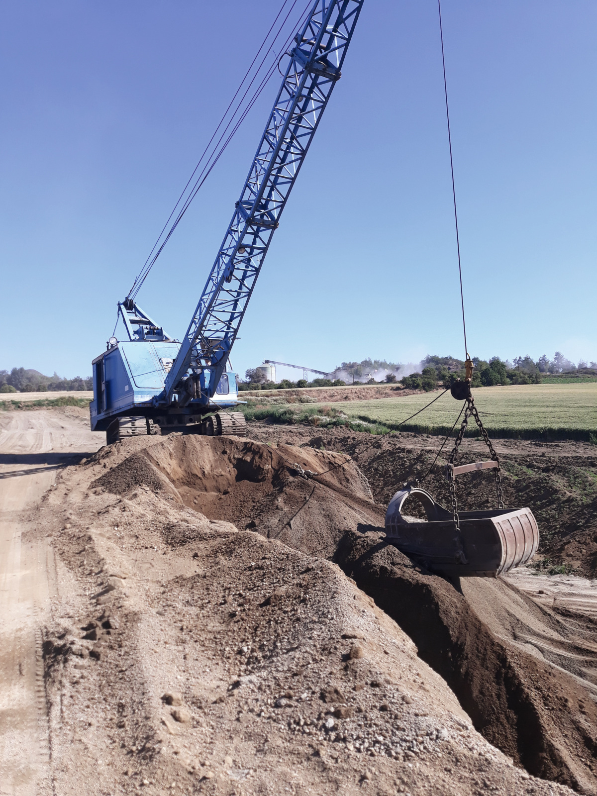 Mit Bagger, Lader und Lkw wird der Rohstoff Bims abgebaut.