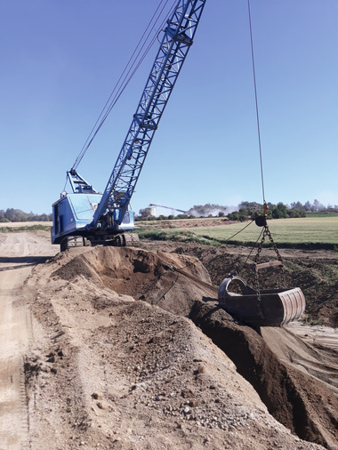 Mit Bagger, Lader und Lkw wird der Rohstoff Bims abgebaut.