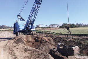  Mit Bagger, Lader und Lkw wird der Rohstoff Bims abgebaut. 