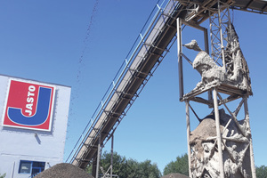  Der Rohstoff wird mithilfe einer aufwendigen Wasch- und Siebtechnik aufbereitet und lagert in unterschiedlichen Gesteinskörnungen im Werk. 