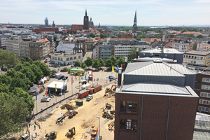  Ausblick vom eingerüsteten Anzeiger-Hochhaus während der Sanierungsarbeiten auf Steintor und Zentrum. 