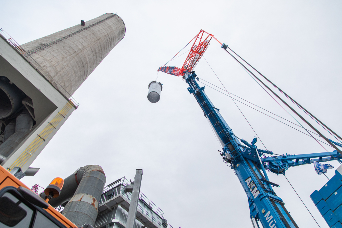 Das AKM Team hatte den Demag Kran mit 47 Meter Hauptausleger plus 72 Meter Wippspitze in der Konfiguration SSL 60 Grad mit 180 Tonnen Gegengewicht gerüstet.