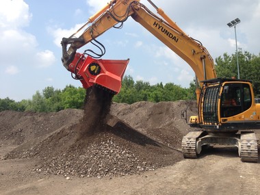 F?r den Tief- und Versorgungsleitungsbau, aber auch im Recycling und f?r die Industrie stellen die mobilen Transformer eine kosteng?nstige Alternative zu gro?en station?ren Anlagen dar.