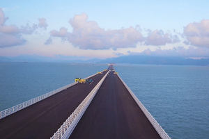  Beim Straßenbelag für die Hong Kong-Zhuhai-Macau-Brücke fiel die Wahl aufgrund guter Erfahrungen auf Shell Bitumen-Produkte. 