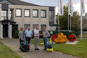  Ammann hat dem Erlebnis- und Industriepark Stöffel im Westerwald zwei Rüttelplatten kostenfrei überlassen. Mit diesen können die Wege auf dem Gelände effizient und sicher befestigt werden. V.r.n.l.: Martin Rudolph (Leitung Stöffel-Park), Bernd Holz (Geschäftsleitung Ammann Verdichtung, Hennef), Thomas Frenzel (Geschäftsleitung Ammann Verdichtung, Hennef) und Gudrun Oestern (Sales/Marketing Ammann, Hennef). 