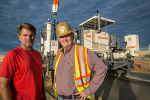  Wallace Phillips, Entwickler des Southern Pointe-Projektes, und Larry Young, Präsident von Larry Young Paving Inc, bei der Besichtigung des ersten Streckenabschnitts. 