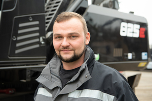  Robin Reindel, Technischer Leiter von SWRN vor der Umschlagmaschine in Sonderlackierung. 