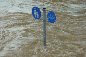  Oberflächenwasser, das von den Kanälen nicht mehr aufgenommen werden kann, bahnt sich als urbane Sturzflut seinen Weg. 