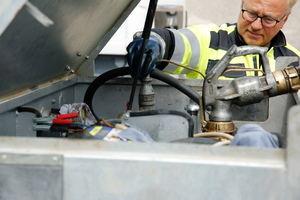  Immer der erste Arbeitsschritt: Die Montage des Grenzwertgebers verhindert ein Überlaufen des Tanks. Die tatsächlich abgelassene Dieselmenge wird exakt erfasst und dokumentiert. 