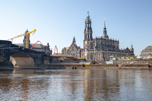  Sandsteinfarbener Beton ermöglicht die denkmal-gerechte Sanierung der Augustusbrücke in Dresden. Der neue Brückenbogen passt sich harmonisch ein. 