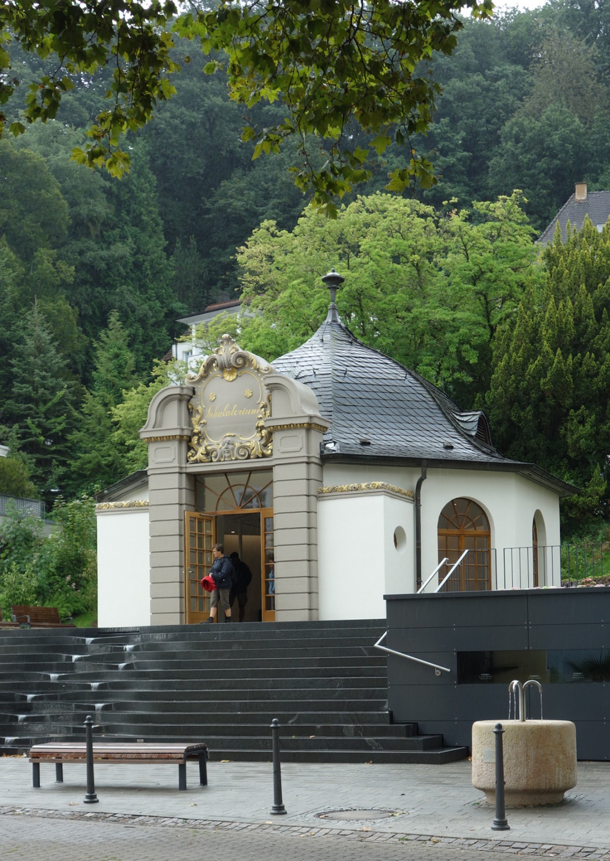 Das renovierte Inhalatorium, das 1912/13 im neobarocken Stil erbaut wurde. Im Innenraum befinden sich seit 2016 eine Quellschale und ein Trinkbrunnen aus Metall, außen eine Wassertreppe und ein Trinkbrunnen aus Stein.