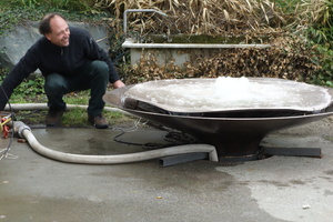  David Fuchs prüft vor der Montage verschiedene Situationen der Choreografie und die Verteilung des Wasserfilms auf der Metalloberfläche. 