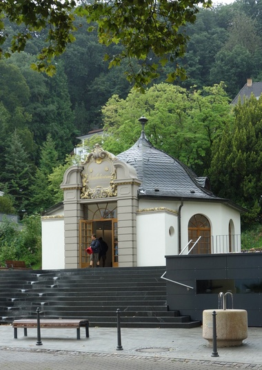 Das renovierte Inhalatorium, das 1912/13 im neobarocken Stil erbaut wurde. Im Innenraum befinden sich seit 2016 eine Quellschale und ein Trinkbrunnen aus Metall, au?en eine Wassertreppe und ein Trinkbrunnen aus Stein.