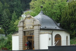  Das renovierte Inhalatorium, das 1912/13 im neobarocken Stil erbaut wurde. Im Innenraum befinden sich seit 2016 eine Quellschale und ein Trinkbrunnen aus Metall, außen eine Wassertreppe und ein Trinkbrunnen aus Stein. 