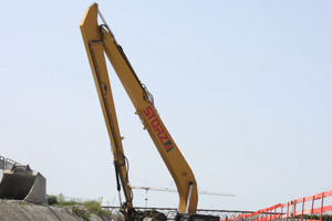  Aufgrund des langen Auslegers muss mit viel Feingefühl agiert werden. Das gilt besonders für die Tunnelbaustelle Waggershausen direkt am Trogbauwerk in dem 4,5 Meter breiten Graben. 