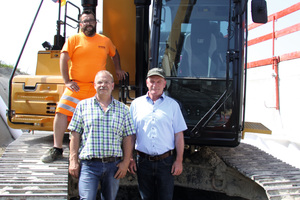  Christian Kopp (links), Geschäftsführer bei der J. Friedrich Storz Service GmbH & Co. KG, mit Maschinist Alexander Jennewein auf dem Bagger und Gerd Theurer (rechts), Gebietsverkaufsleiter bei Zeppelin. 