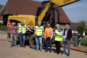  V.l.n.r.: Steffen Hartmann, TFG Sprenger KG, Geschäftsführer Dipl.-Ing. Malte Gerling, Horstmann Tiefbau GmbH &amp; Co. KG, Bauleiter Andreas Trundle, Horstmann GmbH &amp; Co. KG, Fachberater Bernd Hölscher, Funke Kunststoffe GmbH, Dipl.-Ing. Wilhelm Westermann, Ingenieurbüro Wiese und Sachbereichsleiter Abwasserbeseitigung Marcus Becker, Gemeinde Hille. 