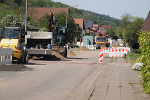  Auf rund 4,1 km Länge werden die Schäden an dem Schmutz- und Regenwasserkanal in Hille-Oberlübbe repariert. Hierfür werden jeweils kleine Baugruben errichtet. Auch neue Anschlüsse werden im Zuge der Sanierung hergestellt. 